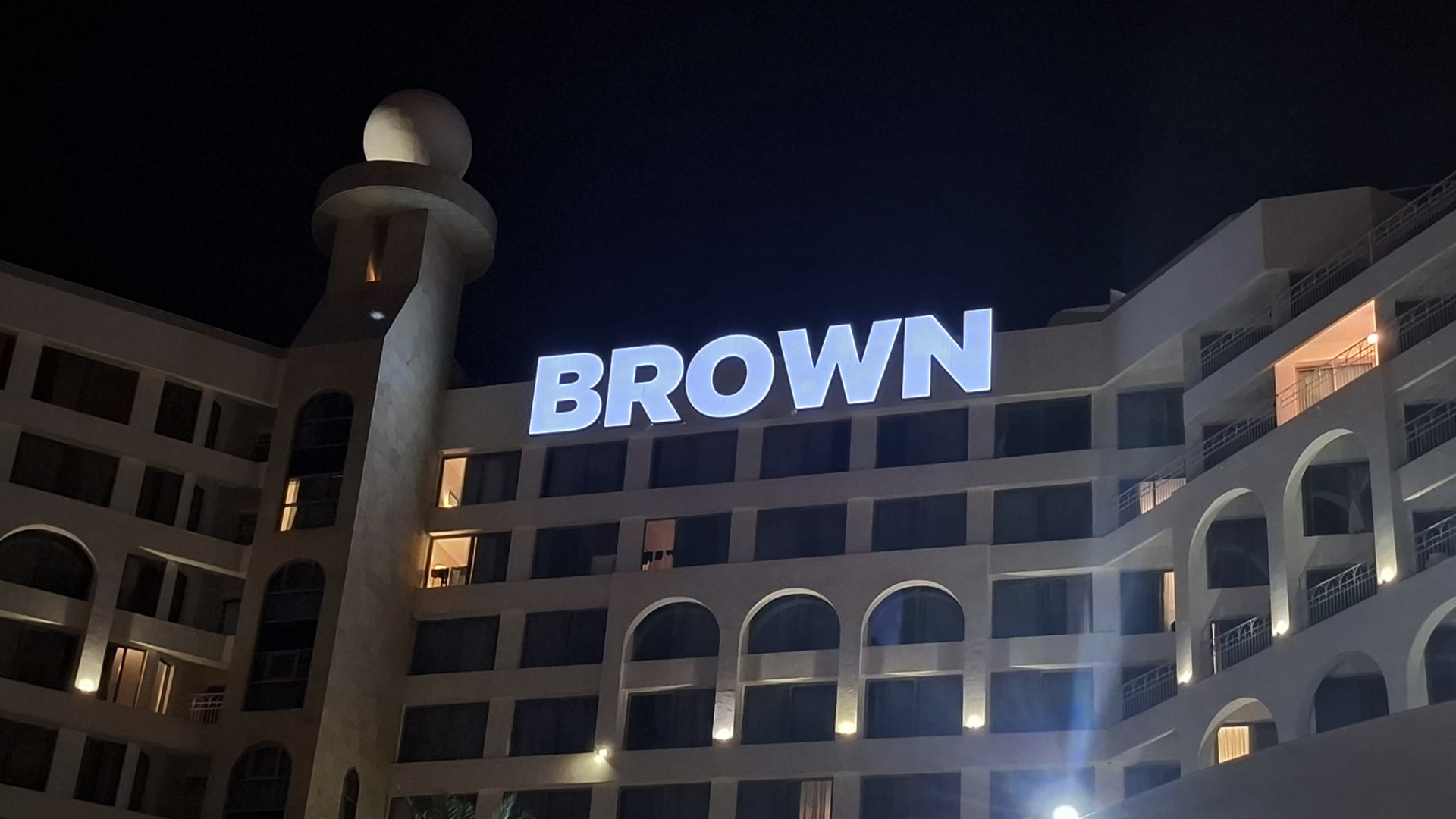 תמונה של לוגו אותיות מוארות Brown
